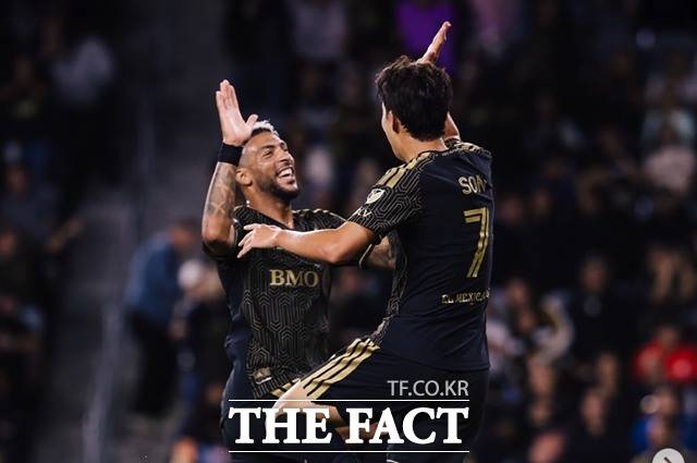 LAFC의 '흥부 듀오' 손흥민(오른쪽)과 부앙가가 15일 오스틴FC와 2026 MLS 홈경기에서 골을 합작한 뒤 하이파이브를 하고 있다./LAFC