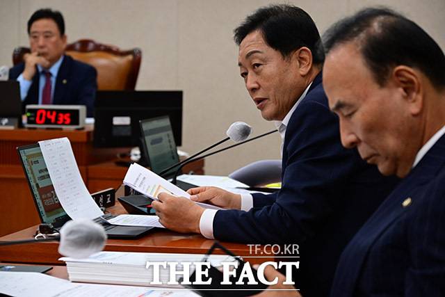 김선교 의원은 "외국인 대출은 거의 늘지 않았는데 연체금은 5년 새 10배 넘게 불어나 부실 위험이 커지고 있다"며 "특히 중국인 연체금이 국적별로 가장 큰 규모로 빠르게 늘고 있는 만큼, 외국인 대출의 심사 기준과 사후관리 체계를 전면 점검해야 할 것"이라고 강조했다. 사진은 질의 하는 김선교 국민의힘 의원(가운데)./남윤호 기자