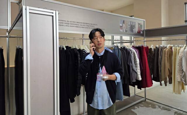 15일 서울 성동구에 위치한 앤더슨씨 성수에서 열린 지그재그 익스프레스 팝업에서 서정훈 카카오스타일 대표가 현장에서 기자와 만나 인터뷰를 진행하고 있다. (사진=지디넷코리아)
