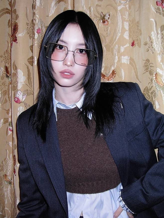 미디엄 기장의 머리에 층을 내고, 얼굴 주변의 모발을 안쪽으로 둥글게 정리한 모모ㅣ 인스타그램 @momo
