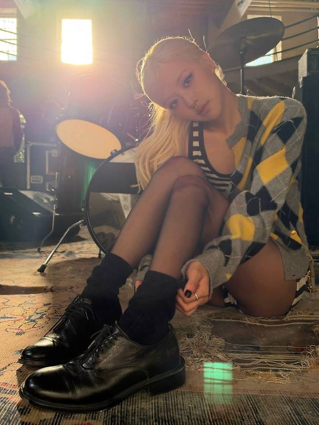 블랙핑크 로제, 가을 아가일 패턴 패션 | 인스타그램 @roses_are_rosie