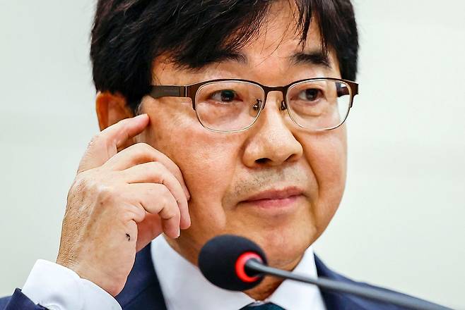 인태연 소상공인시장진흥공단 이사장이 15일 서울 여의도 국회에서 열린 산업통상자원중소벤처기업위원회의 중소벤처기업진흥공단 등에 대한 국정감사에서 얼굴을 만지고 있다. ⓒ뉴시스