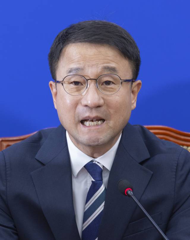 한병도 더불어민주당 원내대표가 15일 국회에서 열린 국정감사 대책 회의에서 발언하고 있다. 연합뉴스