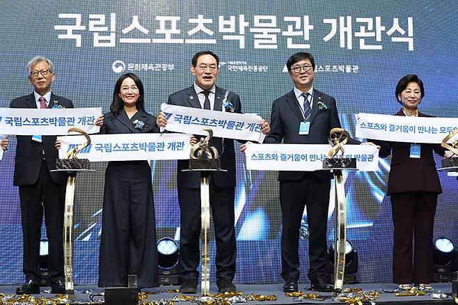 최휘영 문화체육관광부 장관 등이 15일 서울 송파구 국립스포츠박물관에서 열린 개관식에서 기념 퍼포먼스를 하고 있다. 왼쪽부터 유홍준 국립중앙박물관장, 이재정 국회 문화체육관광위원회 위원장, 하형주 국민체육진흥공단 이사장, 최 장관, 남인순 국회 부의장.(사진=저작권자(c) 연합뉴스, 무단 전재-재배포 금지)