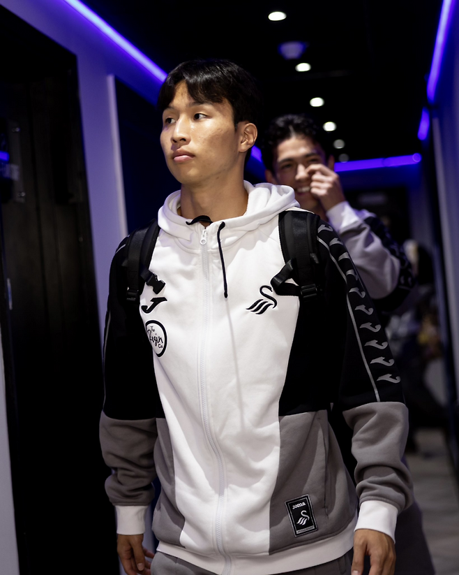 14일 밀월과의 2026~27 챔피언십 원정경기를 위해 경기장에 입장하는 스완지 엄지성의 모습. 사진=스완지 SNS