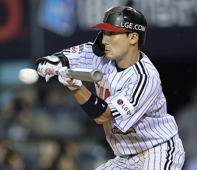 14일 서울 잠실야구장에서 열린 LG 트윈스와 두산 베어스의 2026 신한 SOL KBO 포스트시즌 와일드카드 결정전 1차전. 8회말 1사 1,3루 LG 신민재가 번트를 하고 있다. 연합뉴스