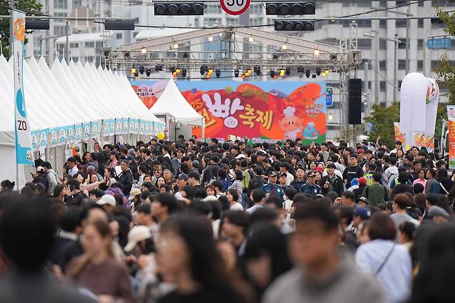 대전 동구 소제동 일대에서 지난해 열린 ‘대전 빵축제’에 많은 관람객이 모여 있다. 대전시 제공