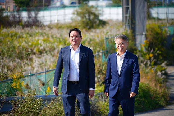 민형배 전남광주통합특별시장과 최태원 SK그룹 회장이 9일 오후 군공항 탄약고 이전 예정지를 찾아 호남권 반도체 클러스터 부지를 점검하고 있다. [전남광주통합특별시]