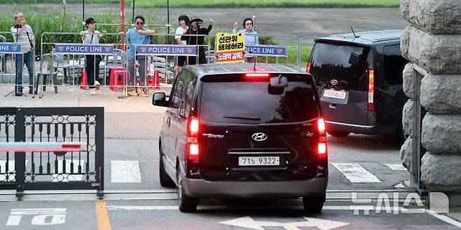 [과천=뉴시스] 김금보 기자 = 지난 7월 23일 오후 경기 과천시 중앙선거관리위원회에서 압수수색을 마친 검경 합동수사본부 직원들이 탑승한 차량이 빠져나가고 있다. 2026.10.15. kgb@newsis.com