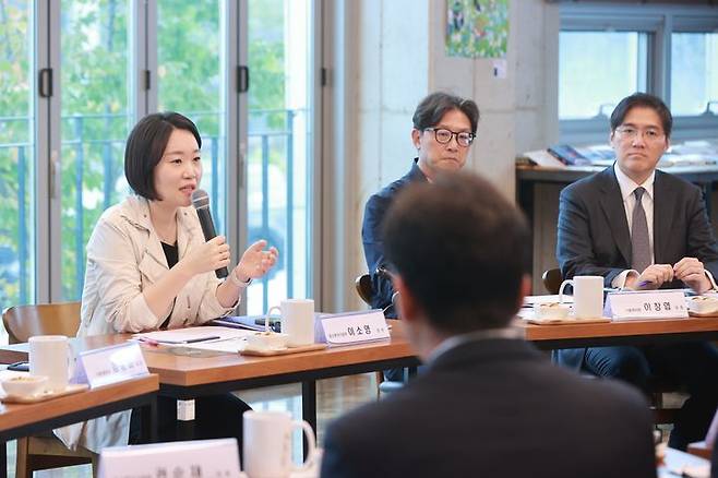 [서울=뉴시스] 이소영 중소벤처기업부 장관이 15일 충남 천안시 엘케이캠에서 열린 '3대 메가프로젝트의 미래 핵심 주역 점프업 프로그램 참여기업 간담회'에서 인사말을 하고 있다. (사진=중기부 제공) 2026.10.15. photo@newsis.com *재판매 및 DB 금지