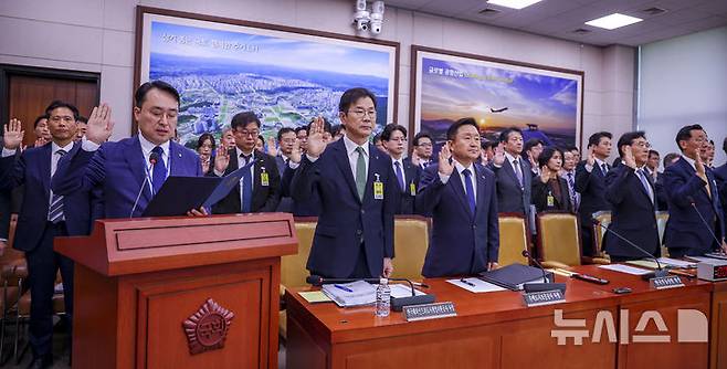 [서울=뉴시스] 정병혁 기자 = 이헌욱 한국부동산원 원장이 15일 서울 여의도 국회에서 열린 국토교통위원회의 한국부동산원 등에 대한 국정감사에서 증인선서를 하고 있다. 2026.10.15. jhope@newsis.com