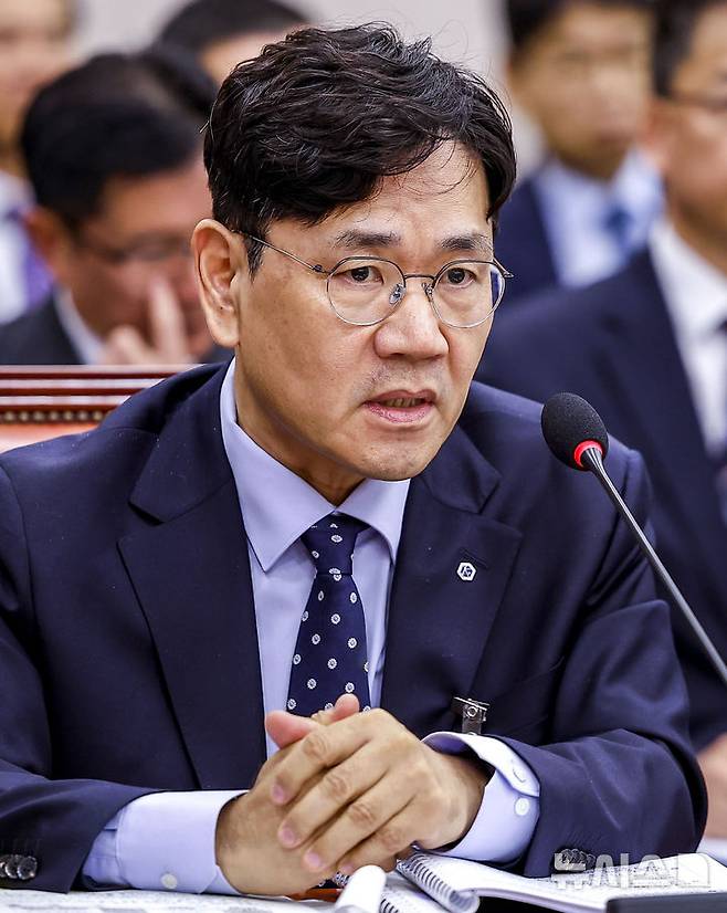 [서울=뉴시스] 정병혁 기자 = 이대희 한국벤처투자 대표이사가 15일 서울 여의도 국회에서 열린 산업통상자원중소벤처기업위원회의 중소벤처기업진흥공단 등에 대한 국정감사에서 질문에 답하고 있다. 2026.10.15. jhope@newsis.com