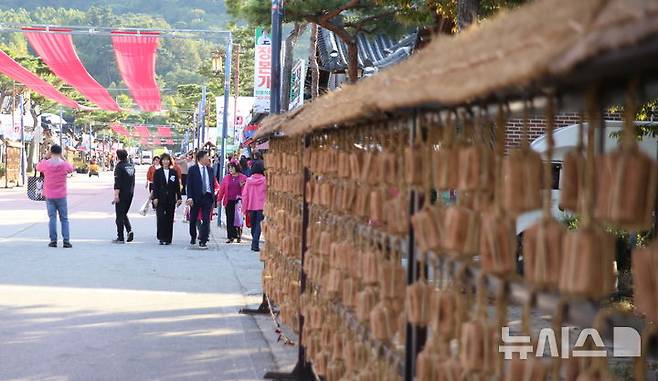 [순창=뉴시스] 김종효 기자 = 15일 대한민국 예비 글로벌축제인 전북 순창의 '제21회 장류축제'가 개막했다. 축제장인 고추장민속마을 거리에 메주가 걸린 모습이다. 2026.10.15. kjh6685@newsis.com