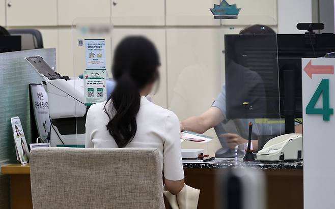 서울 시내의 한 은행 대출 창구 모습. 연합뉴스