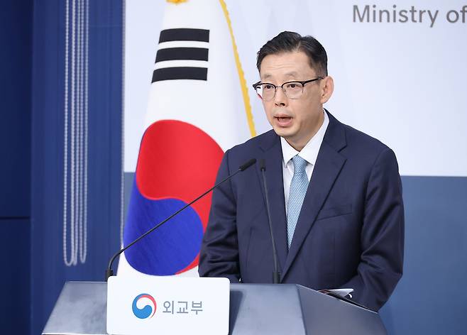 박두순 외교부 대변인이 15일 서울 종로구 정부서울청사 외교부에서 열린 정례브리핑에서 현안 관련 질문에 답하고 있다. 연합뉴스