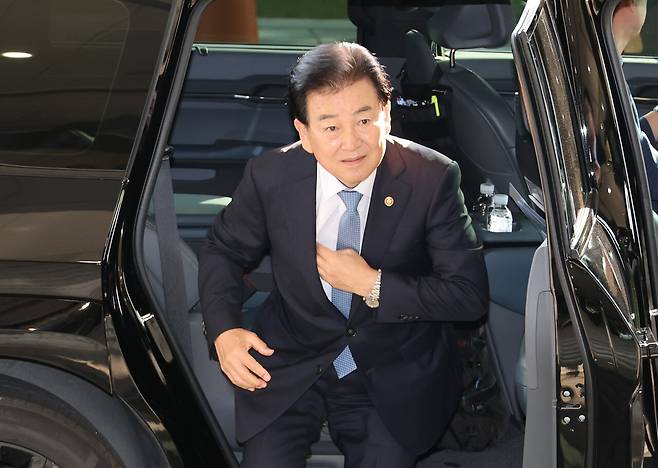 정동영 통일부 장관이 10월12일 정부서울청사로 출근하고 있다. ⓒ연합뉴스