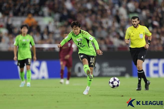 전북 현대 이승우가 14일 일본 고베 미사키 파크 스타디움에서 열린 비셀 고베와의 2026~2027 아시아챔피언스리그 엘리트 리그 스테이지 2차전에서 슈팅하고 있다.  프로축구연맹 제공
