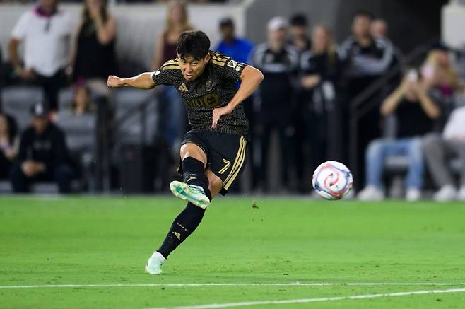 LAFC 손흥민이 11일 미국 캘리포니아주 로스앤젤레스의 BMO 스타디움에서 열린 밴쿠버와 경기에서 슈팅을 시도하고 있다. AP연합뉴스