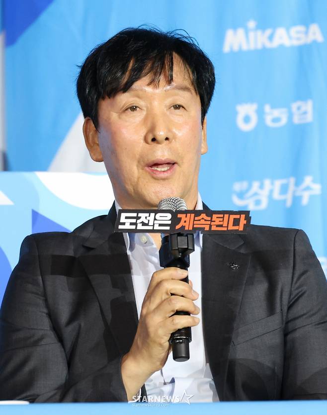 2026~2027시즌 프로배구 남자부 미디어데이가 8일서울 강남구 호텔리베라 청담에서 열렸다.  신영철 OK저축은행 감독이 출사표를 밝히고 있다. /사진=김진경 대기자