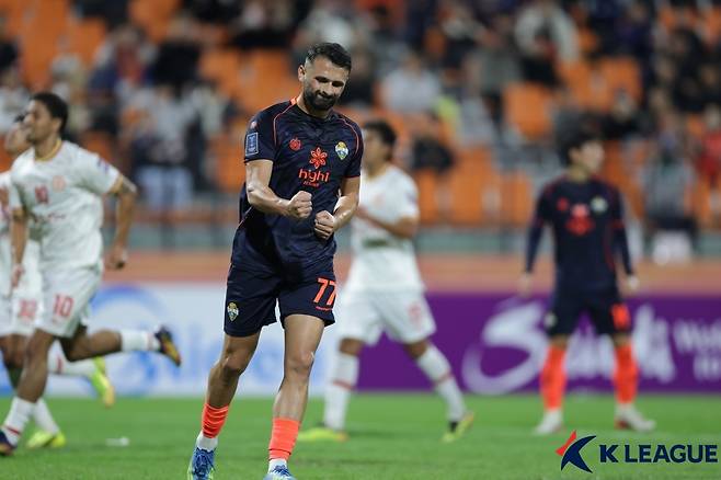 아부달라가 동점골을 넣고 주먹을 불끈 쥐고 있다. /사진=한국프로축구연맹 제공