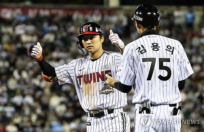 LG 박해민 '승리하자' (서울=연합뉴스) 김인철 기자 = 14일 서울 잠실야구장에서 열린 2026 신한 SOL KBO 포스트시즌 와일드카드 결정전 1차전 두산 베어스와 LG 트윈스의 경기. 7회말 1사 1루 LG 박해민이 중전 1루타를 친 뒤 세리머니를 하고 있다. 2026.10.14 yatoya@yna.co.kr