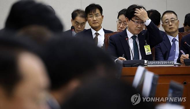 인태연 이사장에게 쏟아지는 질문 (서울=연합뉴스) 이동해 기자 = 인태연 소상공인시장진흥공단 이사장이 15일 국회 산업통상자원중소벤처기업위원회에서 열린 중소벤처기업진흥공단 등에 대한 국정감사에서 의원 질의를 받고 있다. 2026.10.15 eastsea@yna.co.kr