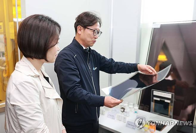 반도체 공정 현장 둘러보는 이소영 장관 (서울=연합뉴스) 이소영 중소벤처기업부 장관이 15일 충남 천안시 엘케이캠을 방문해 반도체 공정 현장을 둘러보고 있다. 2026.10.15 [중소벤처기업부 제공. 재판매 및 DB 금지] photo@yna.co.kr
