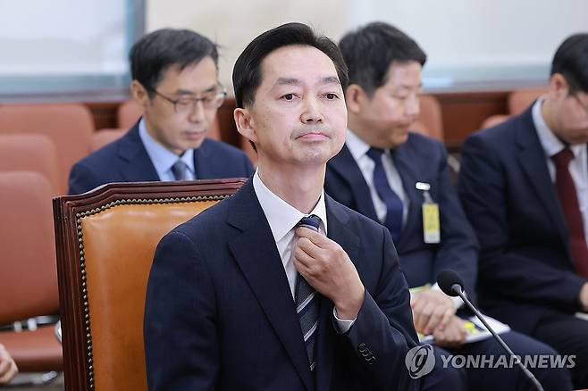 인사청문회 앞둔 김지용 초대 중수청장 후보자 (서울=연합뉴스) 신현우 기자 = 김지용 초대 중대범죄수사청장 후보자가 14일 국회 행정안전위원회에서 열린 인사청문회에 출석해 옷매무새를 정리하고 있다. 2026.10.14 nowwego@yna.co.kr