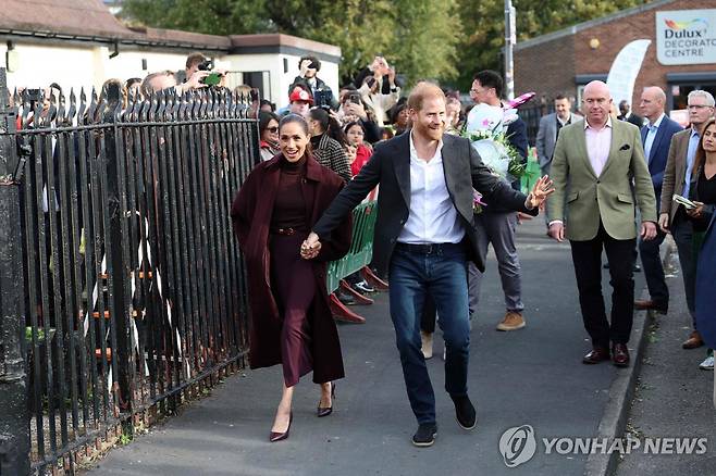 군중 향해 인사하는 해리 왕자 부부 [AFP=연합뉴스. 재판매 및 DB 금지]