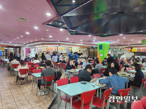 16일 낮 12시께 인천 남동구 구월동 대형 복합상가 ‘씨앤씨’ 건물 2층 식당가. 흉기 난동 사건 피의자를 진압한 의인으로 알려진 상인의 식당 앞이 손님들로 붐비고 있다. 2026.10.16 /유진주기자 yoopearl@kyeongin.com