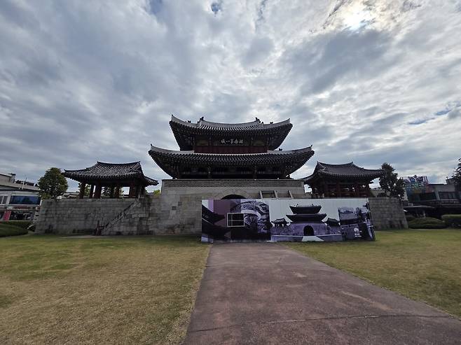지난 12일 전주 풍남문의 북쪽 출구가 안전펜스로 가로 막힌 채 방문객들을 맞이하고 있다. / 문준혁 인턴기자