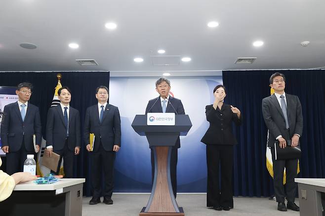 김이탁 국토교통부 제1차관이 16일 정부서울청사에서 열린 주택공급 정례 브리핑에서 질의응답을 하고 있다.(사진제공=국토교통부)