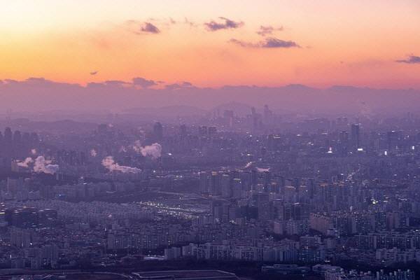 10·15 부동산 대책 시행 1년에도 서울 아파트값이 88주 연속 상승하며 최장 기록을 경신했다. 강남권은 하락했지만 외곽과 경기 주요 지역은 급등했고, 서울 전셋값 누적 상승률도 매맷값을 앞질렀다. ⓒ픽사베이