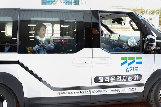 추미애 경기도지사가 지난 8일 성남 판교에서 원격 주행 자동차를 시승하고 있다.(사진=경기도)