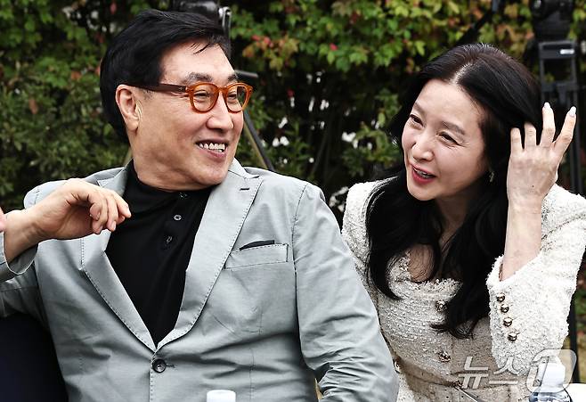 배우 이영애 정호영 부부가 15일 서울 강동구 스테이지28에서 열린 제16회 아름다운예술인상 시상식에 참석해 환한 미소를 짓고 있다. 2026.10.15 ⓒ 뉴스1 권현진 기자