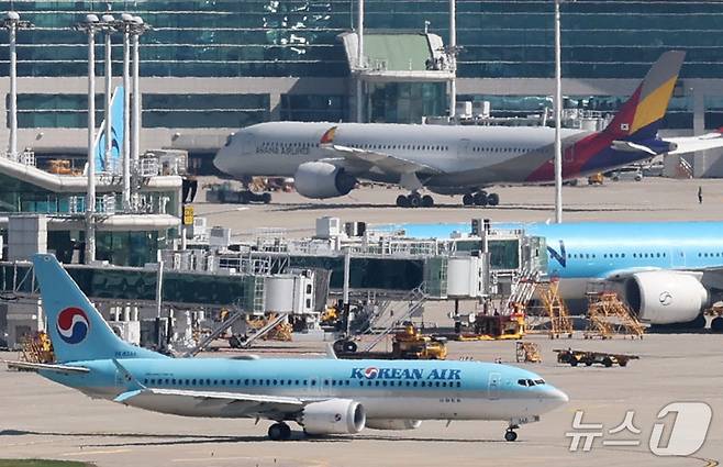지난달 16일 인천국제공항 계류장에 대한항공과 아시아나항공 여객기가 주기되어 있는 모습(자료사진). 2026.9.16 ⓒ 뉴스1 이광호 기자