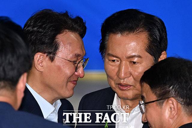 더불어민주당 친청계 일각에서 신천지 의혹 조사 결과의 유출 경위에 의문을 제기하면서 김민석 대표와 정청래 전 대표를 둘러싼 계파 간 불신이 깊어질 수 있다는 우려가 나온다. 사진은 김 대표(왼쪽)와 정 전 대표가 지난 7월 23일 국회 의원회관에서 열린 당대표·최고위원 선출 예비경선 결과 발표에 참석한 모습. /서예원 기자