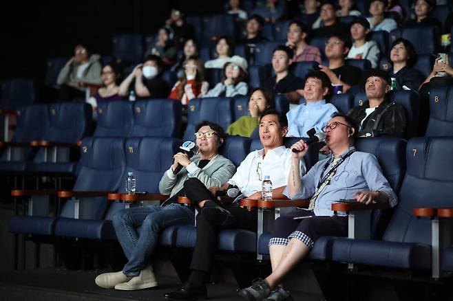제31회 부산국제영화제 커뮤니티비프 '짝패' 마스터톡이 열린 9일 메가박스 부산극장에서 류승완 감독 정두홍 무술감독 조원희 운영위원장이 실시간으로 영화를 보며 해설을 하고 있다,/부산국제영화제