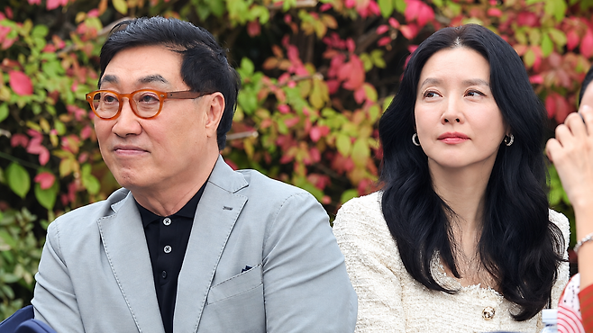 이영애가 20세 연상 남편 정호영 씨와 제16회 아름다운예술인상 시상식에 함께 참석했다. 사진 뉴스1