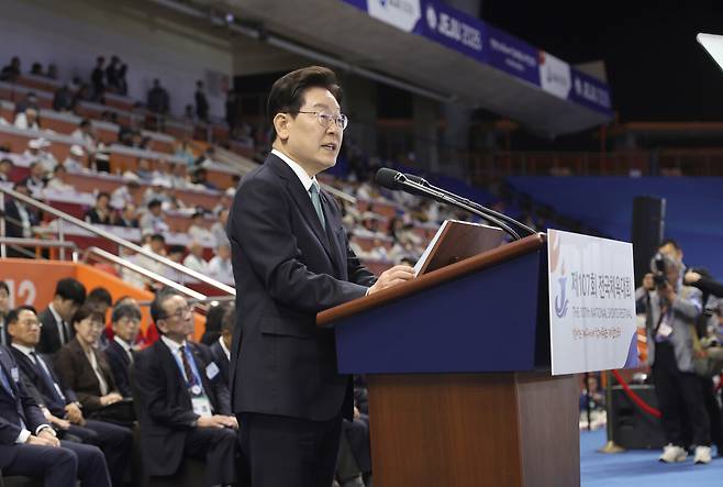 이재명 대통령이 16일 제주 서귀포시 제주월드컵경기장에서 열린 제107회 전국체육대회 개회식에서 기념사를 하고 있다. 청와대사진기자단