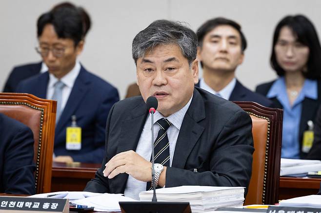 이인재 인천대 총장이 16일 국회에서 열린 교육위원회의 서울대·인천대 등에 대한 국정감사에 출석해 의원 질의에 답하고 있다. 뉴스1