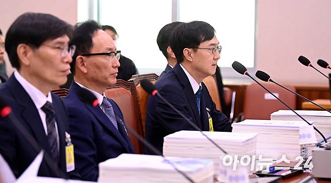 오민석 서울중앙지방법원장이 16일 서울 여의도 국회에서 열린 법제사법위원회의 서울고등법원 등에 대한 국정감사에서 질의에 답변하고 있다. [사진=곽영래 기자]