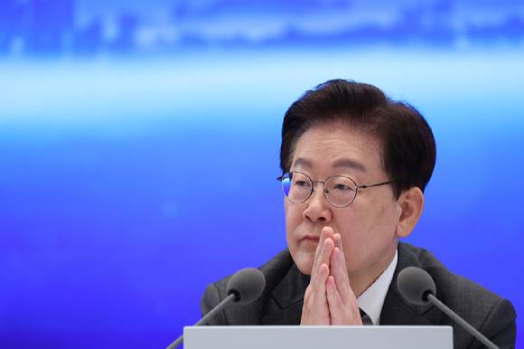 이재명 대통령이 14일 청와대에서 열린 인구전략 비전선포식에서 참석자 발언을 듣고 있다. 2026.10.14 [사진=연합뉴스]