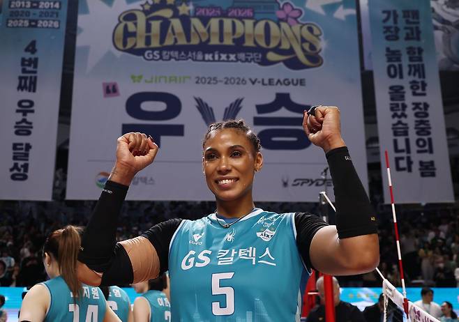 지난 시즌 챔피언결정전에서 우승한 뒤 기뻐하는 GS칼텍스 지젤 실바. 연합뉴스