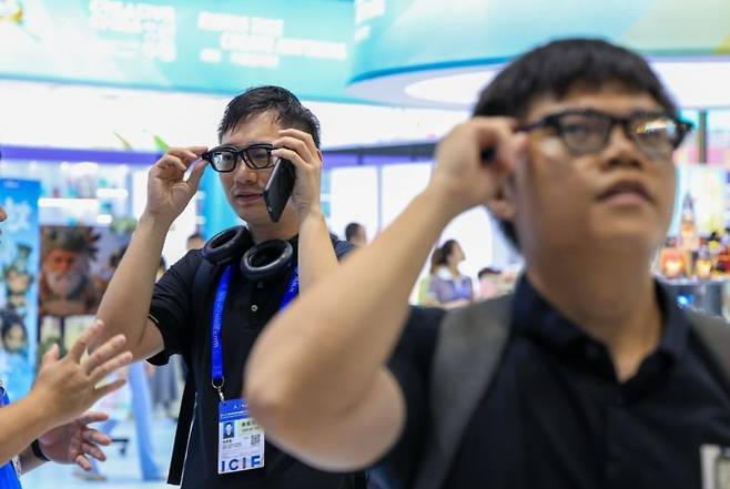 알리바바가 시선 추적과 실시간 번역 기능을 갖춘 인공지능(AI) 안경을 출시하면서 샤오미·로키드 등 중국 빅테크 기업들의 차세대 웨어러블 시장 선점 경쟁이 치열해지고 있다. 신화통신