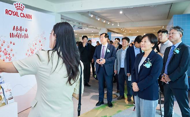 지난 2일 송미령 농림축산식품부 장관(오른쪽에서 세번째)과 관계자들이 제2회 동물보호의날을 기념해 서울 성수동에 마련된 ‘오늘은 천사(10.04)’ 팝업스토어를 둘러보고 있다. 로얄캐닌코리아 제공