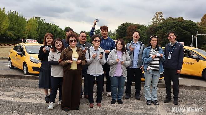 15일 서울 마포구 한국도로교통공단 서부운전면허시험장에서 열린 시각장애인 운전 체험 행사에서 기념촬영을 하고 있다. 유정민 기자