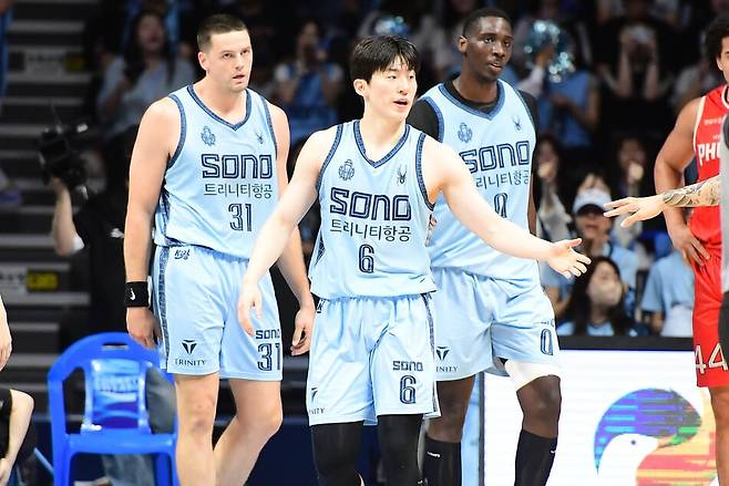 왼쪽부터 고양 소노 스카티 제임스, 이정현, 오브라이언트. KBL 제공