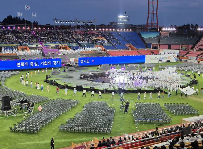 16일 오후 6시 제주특별자치도 제주월드컵경기장에서 열린 제107회 전국체육대회 개회식에서 경기도 선수단이 입장하고 있다. 임창만기자