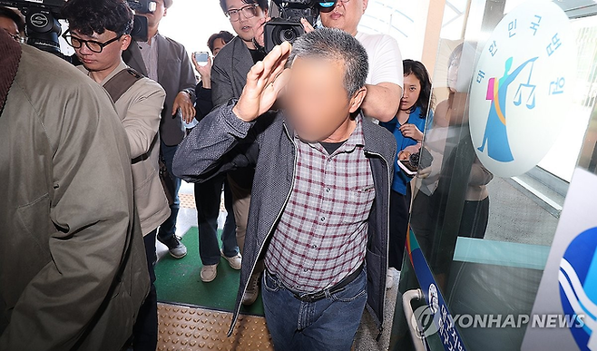 지난해 4월 24일 경북 의성군 대구지방법원 의성지원에서 ‘경북 산불’을 유발한 피의자 신분인 60대 과수원 임차인이 구속 전 피의자 심문(영장실질심사)을 받기 위해 출석하고 있다. [연합뉴스]